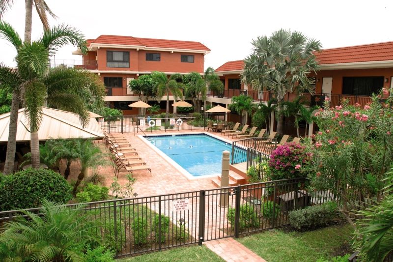 Away Inn Lauderdale-by-the-Sea Exterior photo