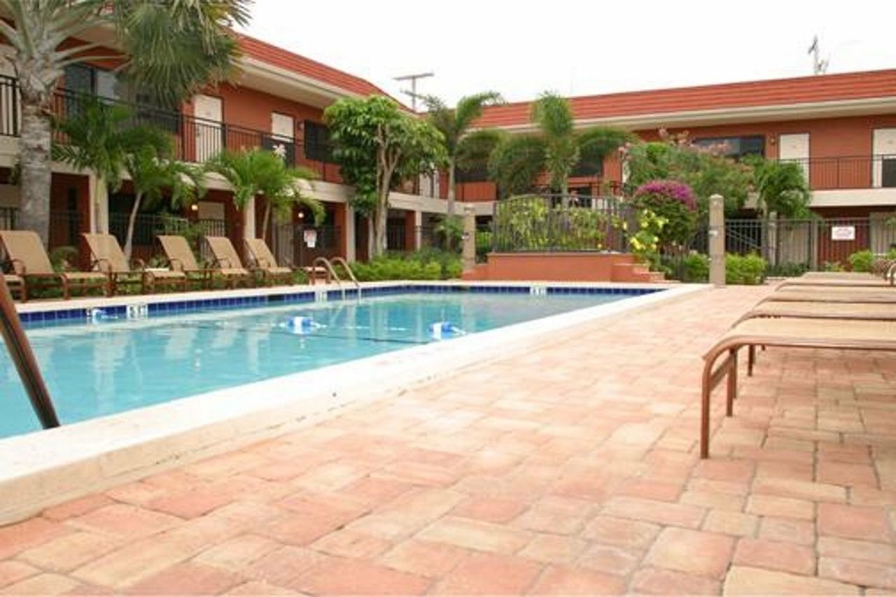 Away Inn Lauderdale-by-the-Sea Exterior photo